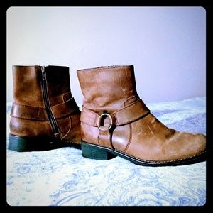 Ladies Clark's Leather Ankle Boots Size 7.5.